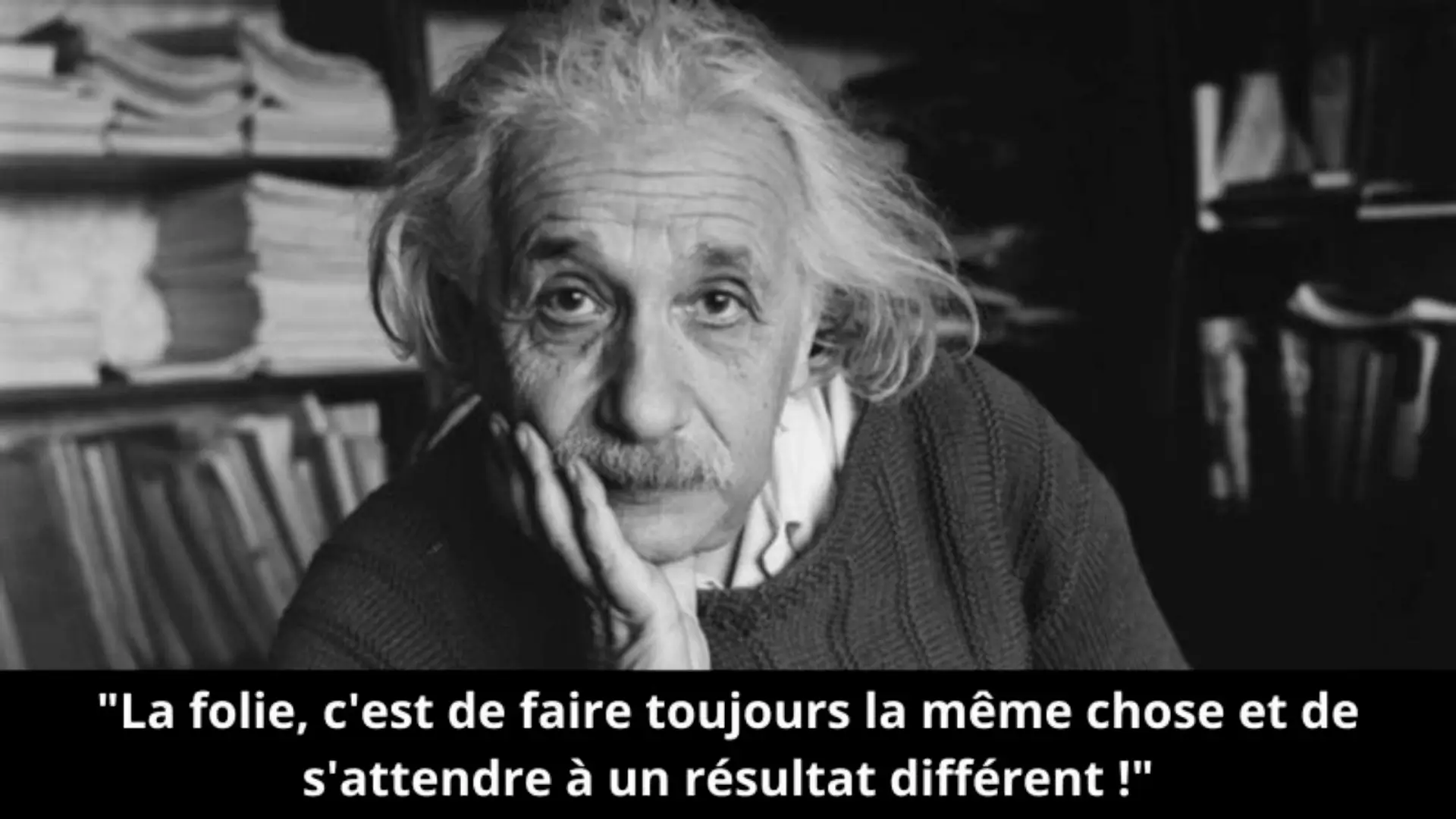 Portrait en noir et blanc d’Albert Einstein accompagné d’une citation sur la répétition et le changement