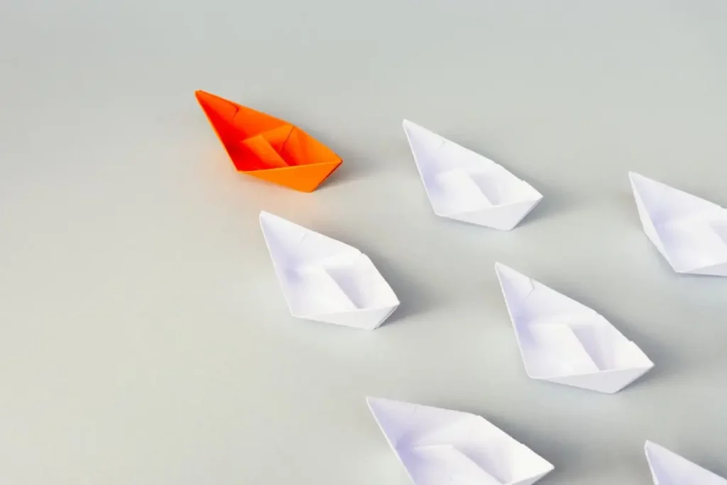 Formation lean manager, image d'un bateau orange qui guide les autres bateaux blancs
