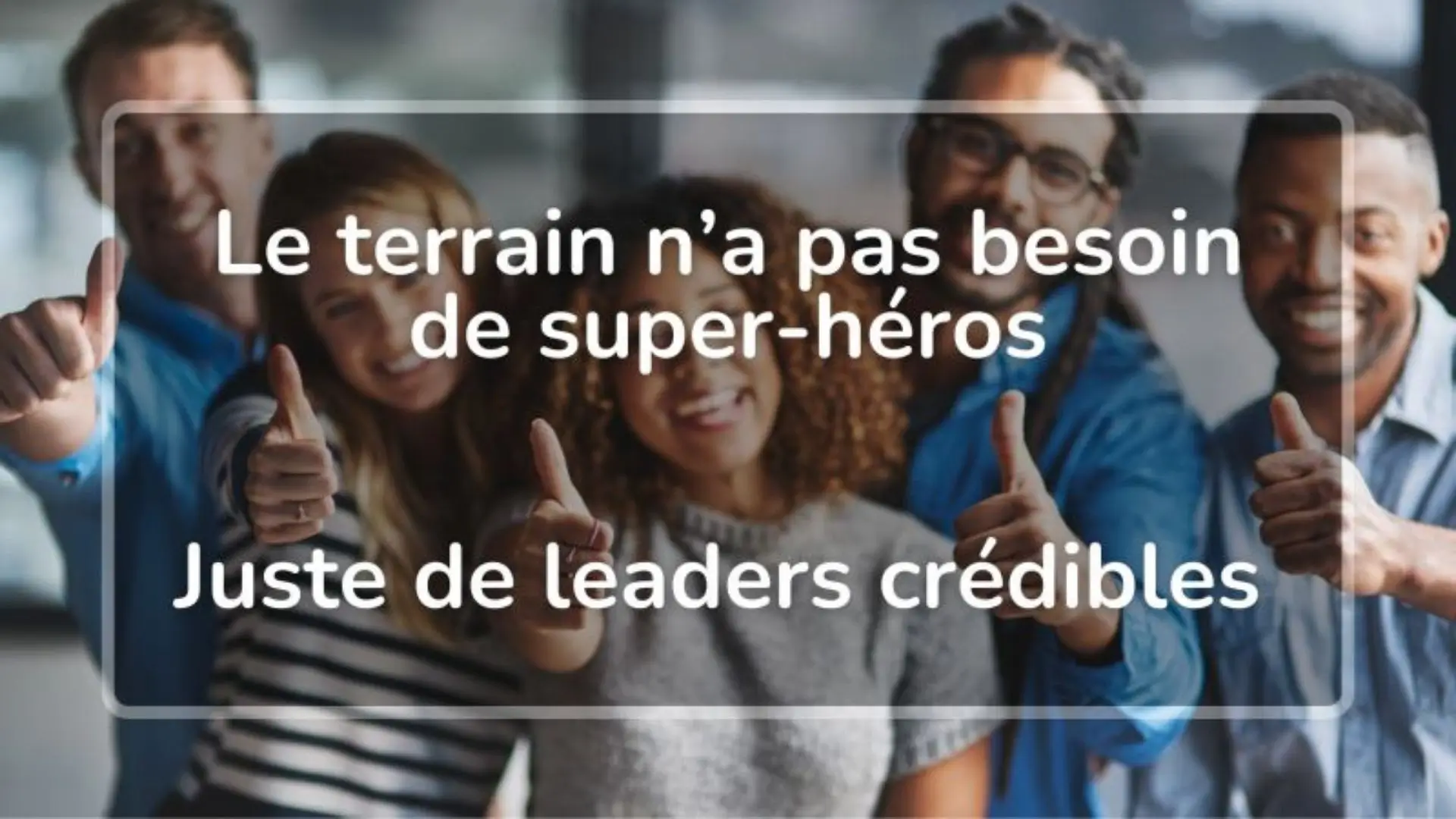 Équipe souriante faisant un pouce levé pour illustrer l’importance de leaders crédibles sur le terrain
